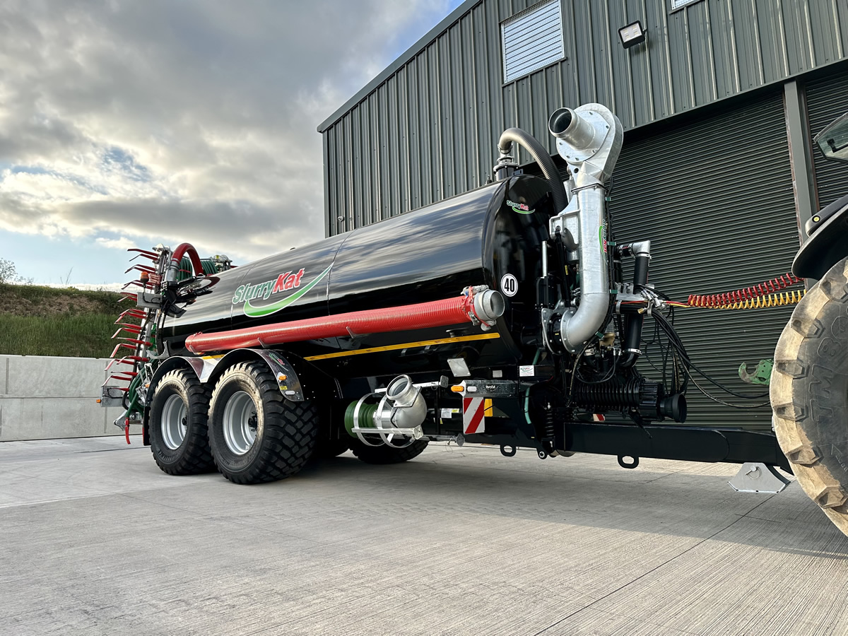 SlurryKat Twin Axle Premium Plus Cisterna s driblovací tyčí