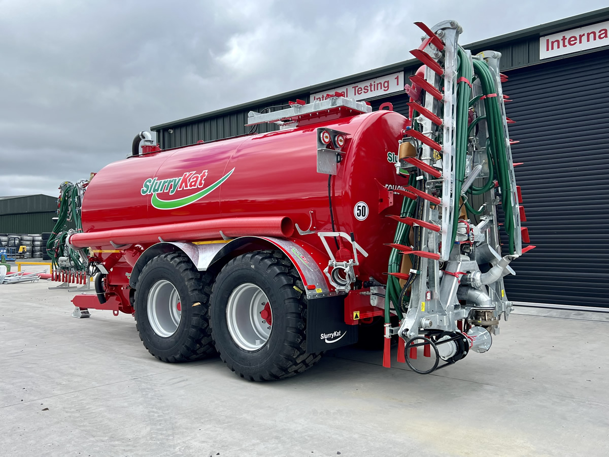 Cisterna con asse tandem SlurryKat e barra Dribble