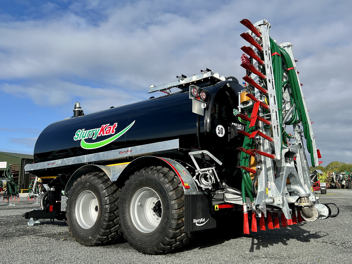 Autocisterna SlurryKat ad asse tandem con barra di dribbling