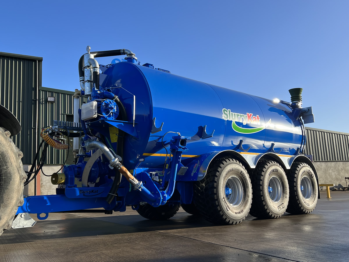 Autocisterna per liquami a tre assi SlurryKat - blu