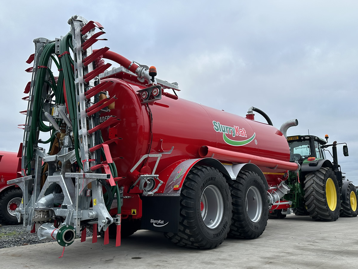 Cisterna SlurryKat Twin Axle Premium Plus con barra Dribble in modalità trasporto